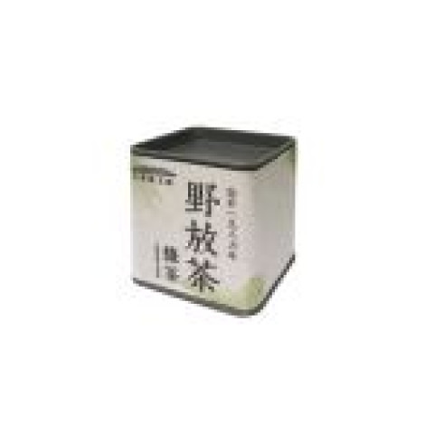廢墾超過35年，標高700公尺的老茶區，高聳的茶樹雖是長年不見天的後遺。但在整治周邊遮蔽雜木，本著不除草，不翻土，不施肥，更無施藥的野放理念下，整個茶區長年休養生息，全憑雨水自然灌溉。在全然野放無干預作為下，茶樹樹根為了競爭土壤養份，紮實的向下紮根，在自然地力環境下，飽含地氣與原生養份，茶樹更具生命力，所採摘製成的茶，風韻優雅，韻味悠長。